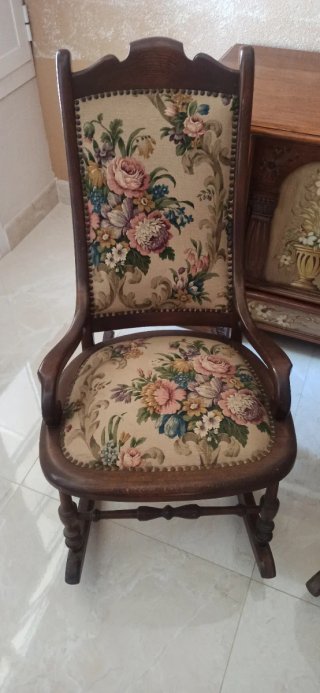 Sillas mecedora de madera con tapicería floral