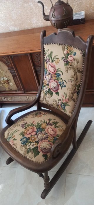 Sillas mecedora de madera con tapicería floral