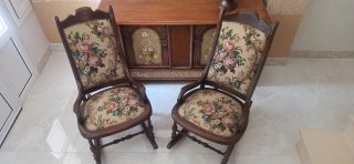 Sillas mecedora de madera con tapicería floral