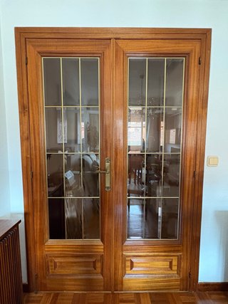 Puertas dobles de madera sapelly y con cristal