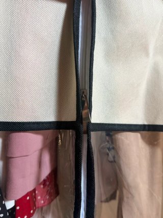 Funda para ropa beige y transparente