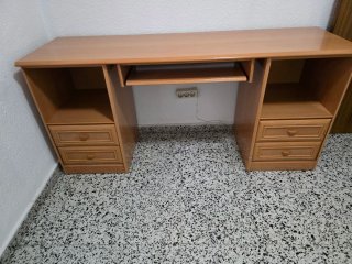 Scrivania in legno con cassetti