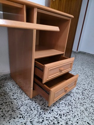 Scrivania in legno con cassetti