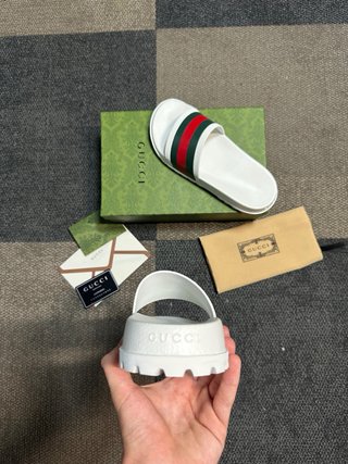 Chanclas Gucci Blancas Tiras Verde y Rojo