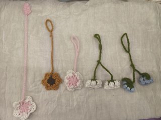Llaveros flores crochet y un marca páginas