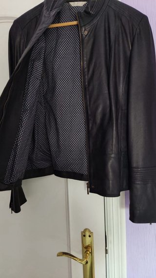 Cazadora de piel negra