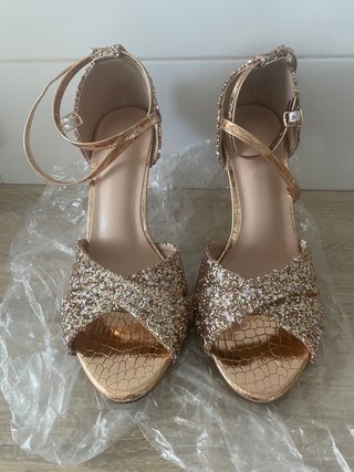 Zapatos de fiesta dorados con brillos