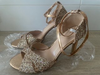 Zapatos de fiesta dorados con brillos
