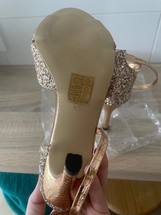 Zapatos de fiesta dorados con brillos