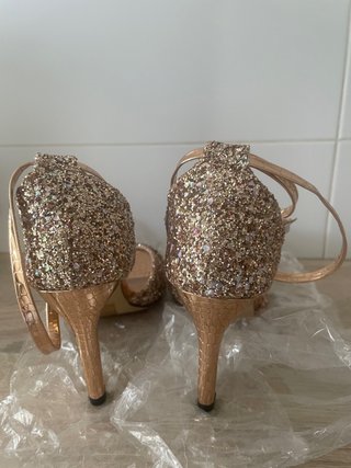 Zapatos de fiesta dorados con brillos