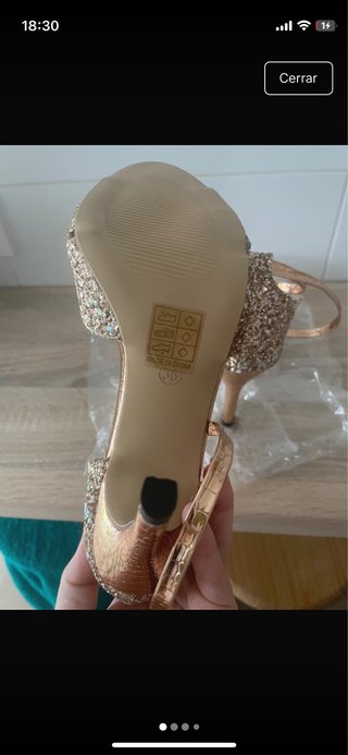 Zapatos de fiesta dorados con brillos