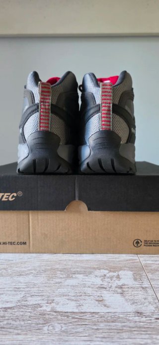 Botas de trekking Hi-Tec grises y rojas