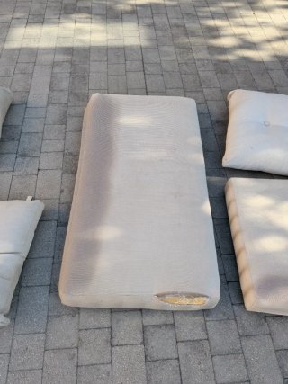 Cojines de jardín beige.
