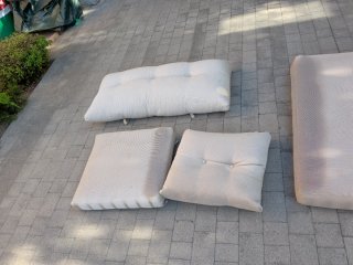 Cojines de jardín beige.