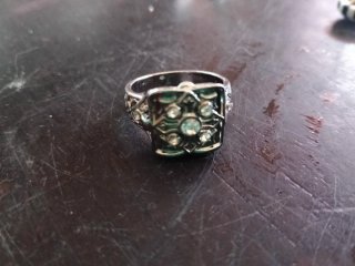 Anillo estilo medieval con piedras