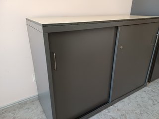 Armario Metálico Bajo gris oscuro y superfie beige