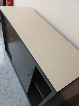 Armario Metálico Bajo gris oscuro y superfie beige