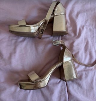 Tacones dorados plataforma