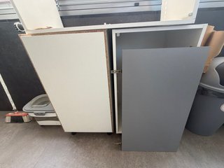Mueble bajo blanco y gris