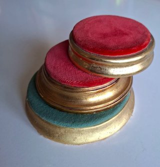 3 PEANAS ANTIGUAS DE MADERA Y PAN DE ORO