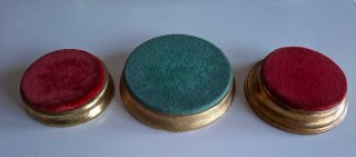 3 PEANAS ANTIGUAS DE MADERA Y PAN DE ORO