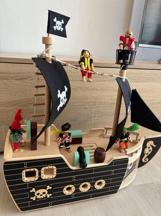 Barco Pirata de Madera con Figuras