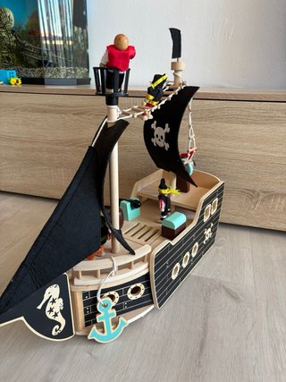 Barco Pirata de Madera con Figuras