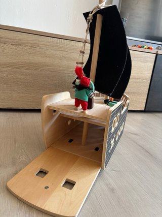 Barco Pirata de Madera con Figuras