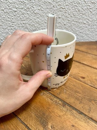 Taza cerámica gato negro corona dorada
