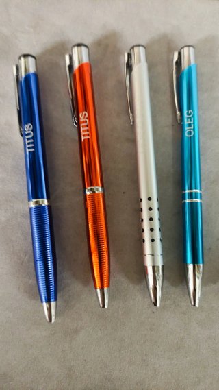 Confezione da 4 penne metalliche + regalo