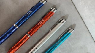 Confezione da 4 penne metalliche + regalo