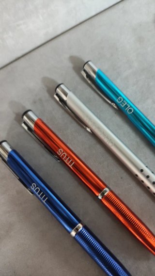 Confezione da 4 penne metalliche + regalo
