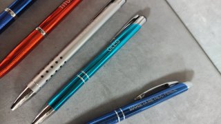Confezione da 4 penne metalliche + regalo