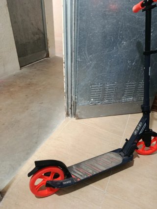 Patinete Oxelo con ruedas naranjas