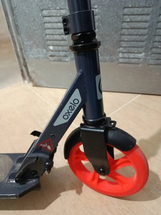 Patinete Oxelo con ruedas naranjas