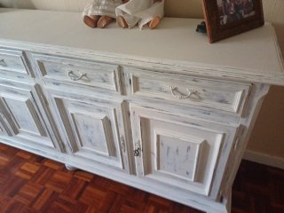 Taquillón de madera blanco y marrón