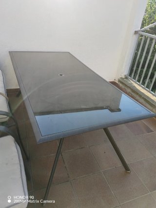 Tavolo da esterno in vetro e metallo