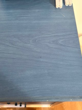 Cómoda azul y blanca de madera