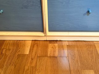 Cómoda azul y blanca de madera