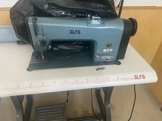 Máquina de coser industrial Alfa antigua
