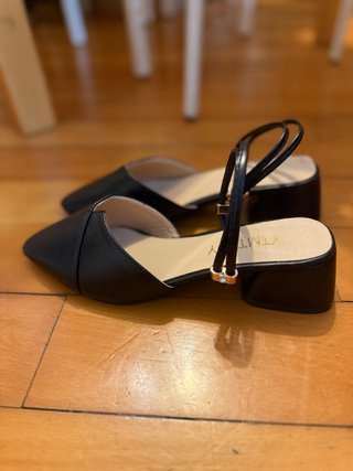 Sandalias negras punta fina con tiras