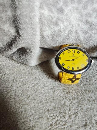 Reloj digital Amarillo.