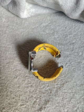 Reloj digital Amarillo.