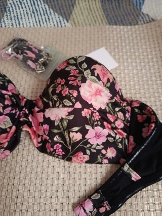 Sujetador H&M floral negro y rosa