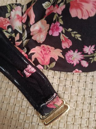 Sujetador H&M floral negro y rosa