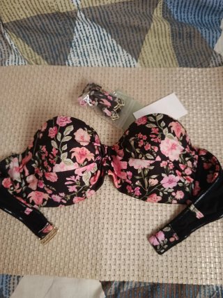 Sujetador H&M floral negro y rosa