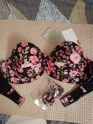 Sujetador H&M floral negro y rosa