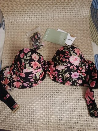 Sujetador H&M floral negro y rosa