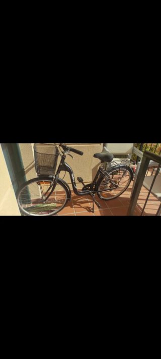 Bicicleta de paseo negra con cesta