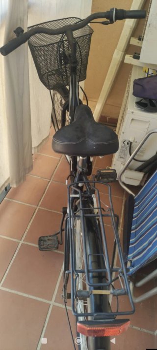 Bicicleta de paseo negra con cesta
